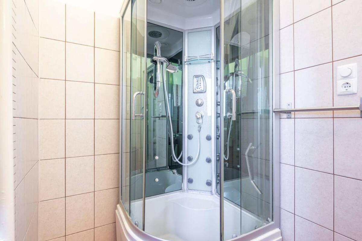 Vamhaz Boulevard Apartments Budapest Eksteriør billede